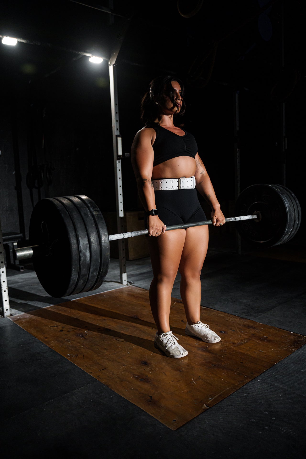 woman deadlifting with uppper lifting belt